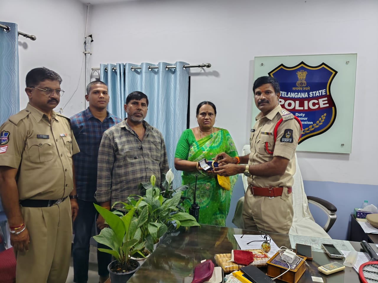 In 30 minutes, Hyderabad Police recover gold worth Rs 4 lakh left in auto