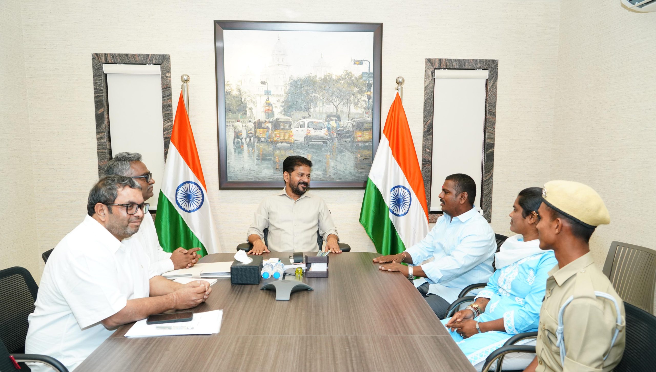 CM Revanth Reddy extends financial help to Tank Bund Shiva. Assured livelihood to his family. CM Revanth Reddy extends financial help to Tank Bund Shiva. Assured livelihood to his family.