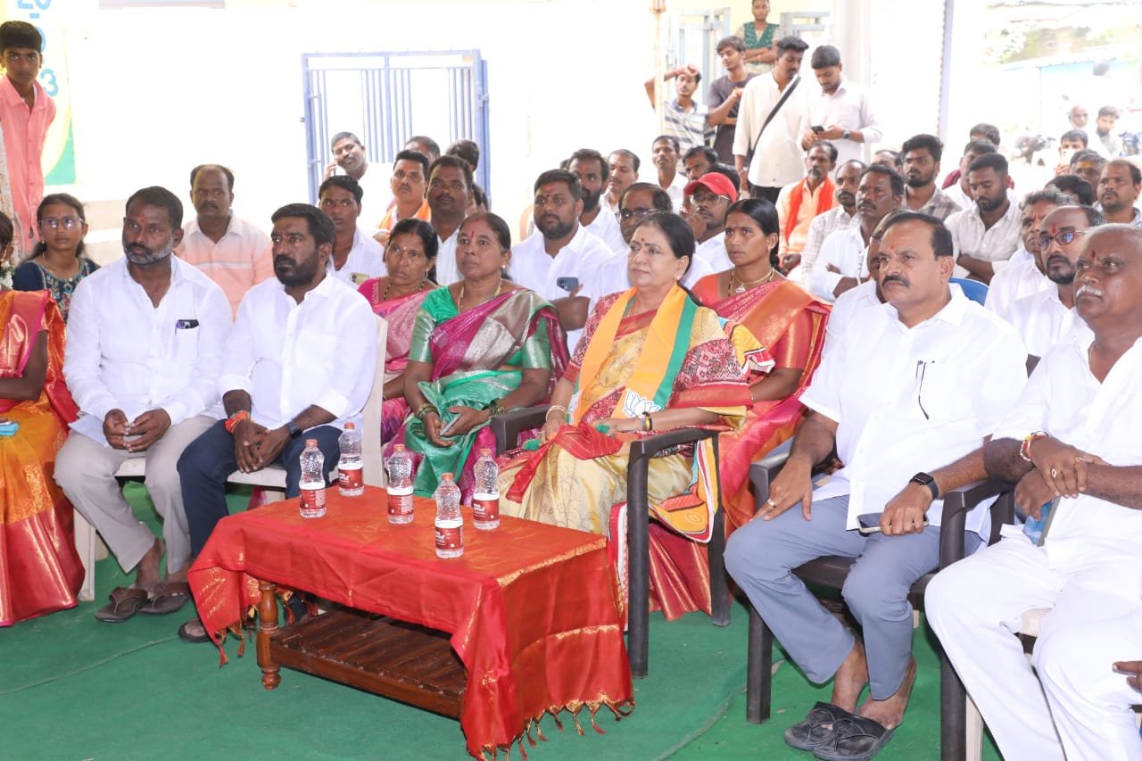 MP DK Aruna Watches PM Modi’s ‘Mann Ki Baat’ Episode in Narayanpet